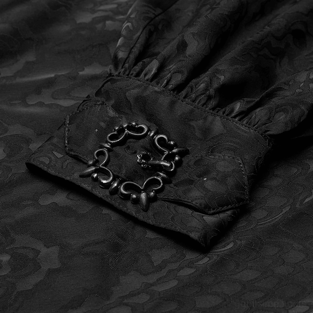 Detailansicht schwarzes Gothic-Hemd – dekorative Metallschnalle und gather Ärmelbund