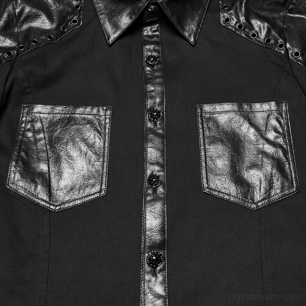Nahaufnahme schwarzes gothic hemd vorderseite mit schädel-knöpfen und strukturierte kunstlederbrusttaschen detail handwerk