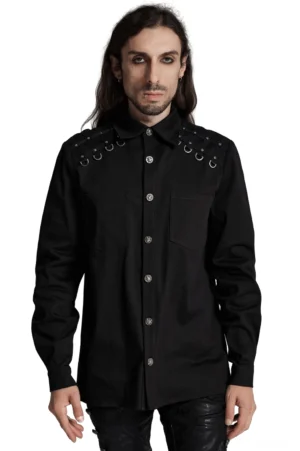 Schwarzes Gothic Hemd mit Nieten und D-Ring Schulter-Hardware Vorderansicht auf männlichem Model mit Metallic-Druckknöpfen und Industrial-Design