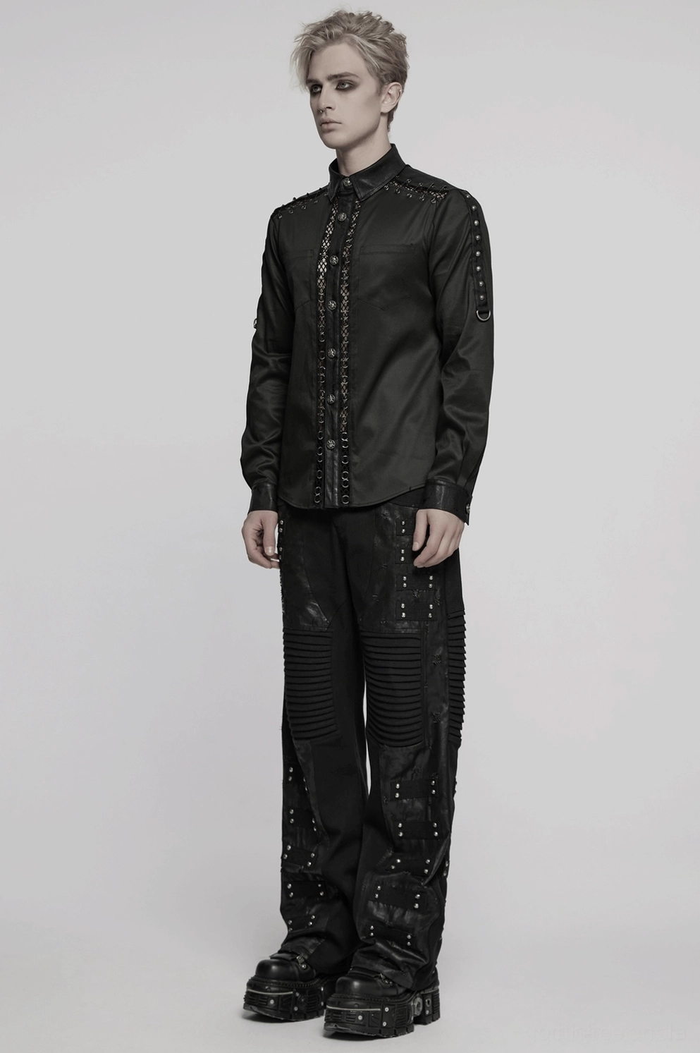 Gothic-Hemd Nahaufnahme Ösen-Spitzenmuster, zeigt Metallknopfdetail und schwarze matte Stoffoberfläche