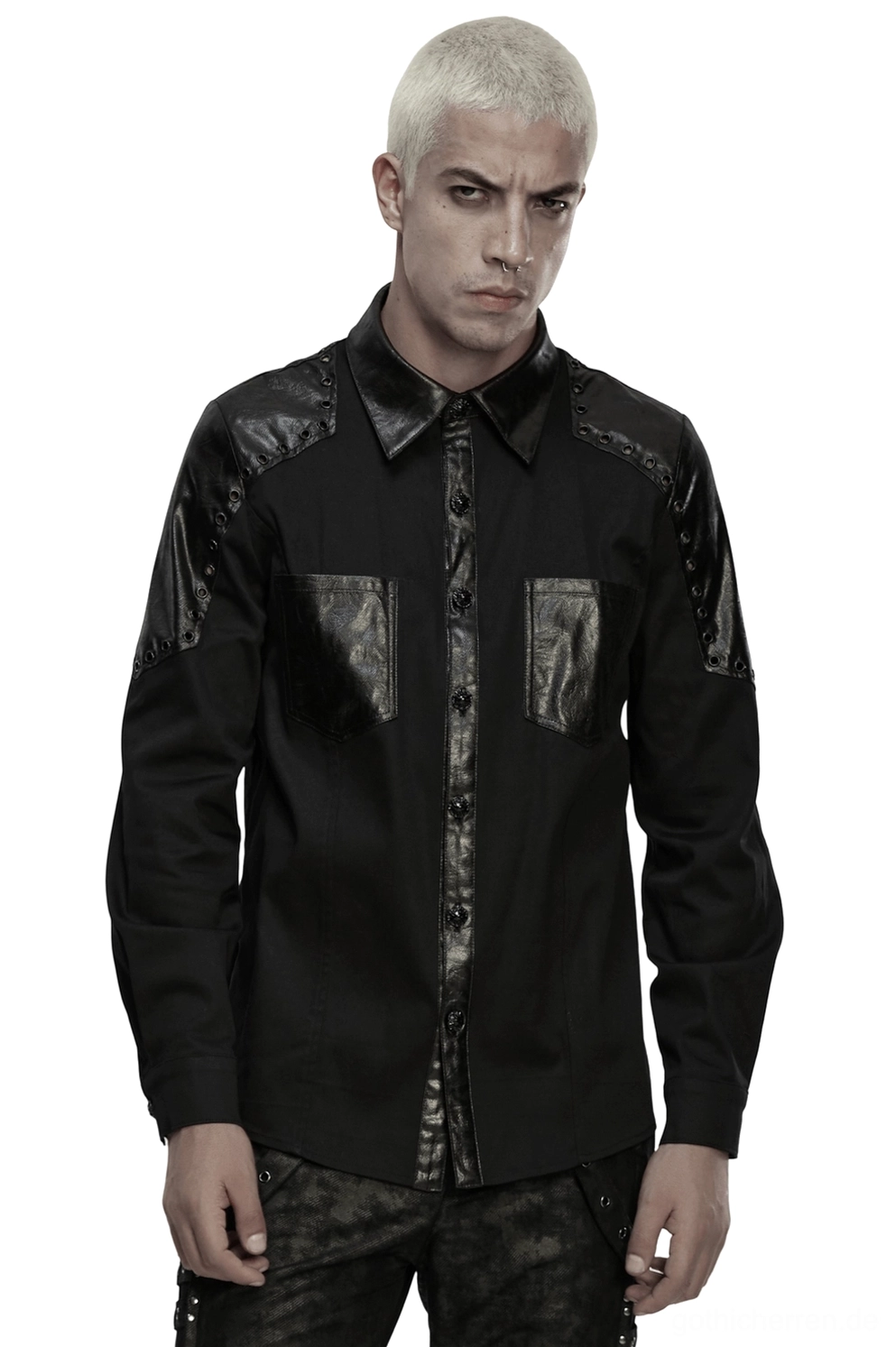 Schwarzes gothic twill hemd mit panzer-kunstlederschultern und metallnieten, vorne ansicht in voller länge auf männlichem model mit hellem hintergrund studio hintergrund