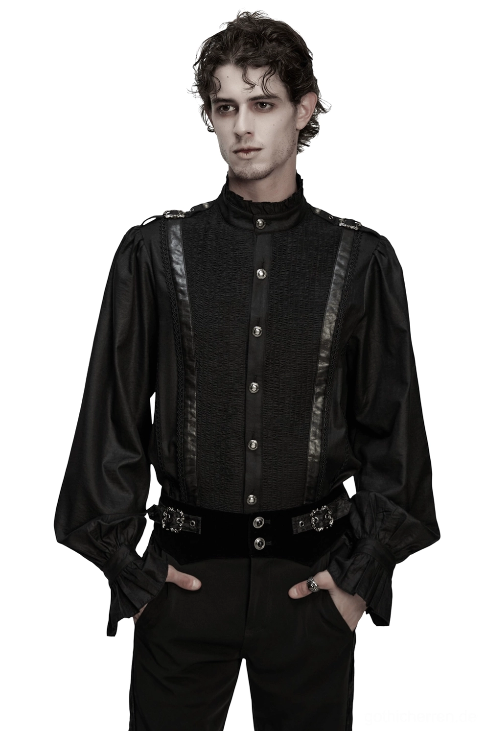 Schwarzes Gothic Hemd mit Plisseekragen und Schulterschnallen - Vorderansicht Vollbild auf männlichem Model, Alternative Dark Fashion