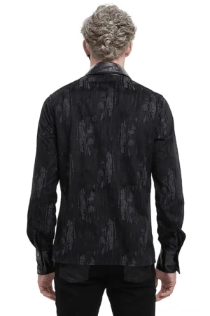 Schwarzes Gothic Hemd Rückansicht – männliches Model zeigt destressiertes Stoff-Design, verstärkte PU-Leder-Manschetten und taillierten Gothic-Schnitt von hinten