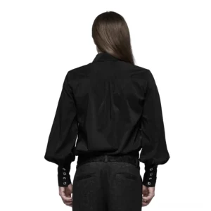 Rückenansicht des schwarzen Gothic-Spitzenhemdes mit strukturiertem Rückenschulterstück und Faltendetails, getragen von langem Haar Model – zeigt ornamentale Manschettenknöpfe