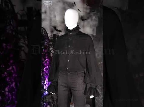 Schwarzes Gothic Rüschenhemd auf Schneiderpuppe mit gemusterten dunklen Hosen dunkle Studio Szenerie