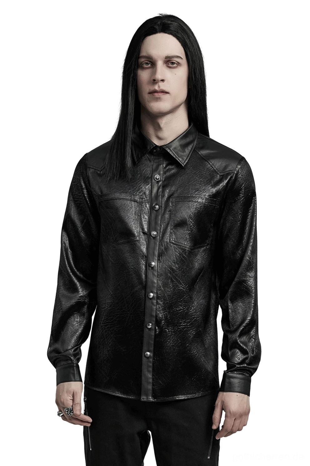 Schwarzes Gothic Hemd mit Schulter-Splice Design und Crinkle-Leder Oberfläche Vorderansicht auf männlichem Model zeigt taillierte Passform und Point Collar