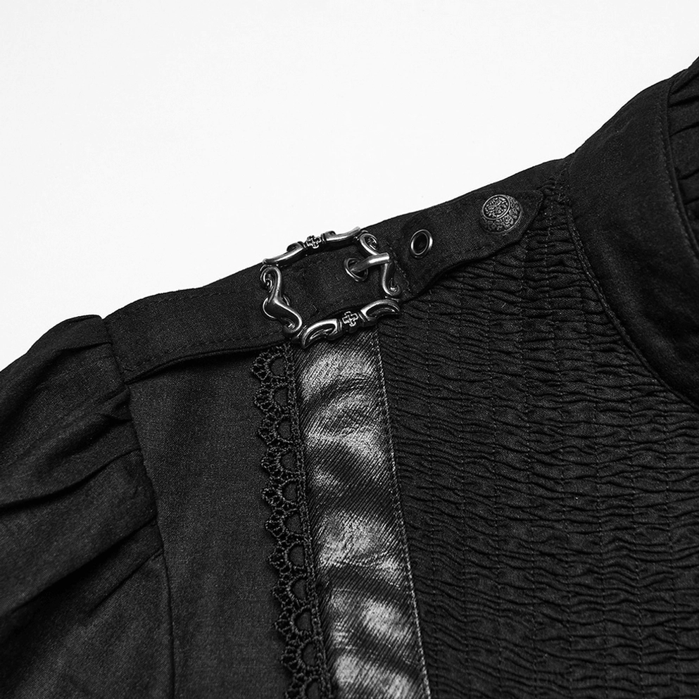 Schwarzes Gothic Hemd Schulterschnalle Detail - Nahaufnahme zeigt Metallschnallen-Hardware mit Spitzen- und Ledertrimm