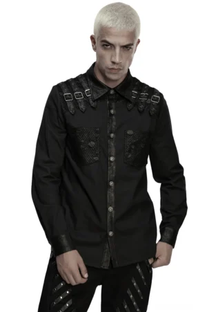 Schwarzes Gothic-Hemd mit Schulterschnallen Vorderansicht auf Modell mit Mesh-Brustpanelen und Totenkopf-Metallknöpfen - Herren-Alternativmode