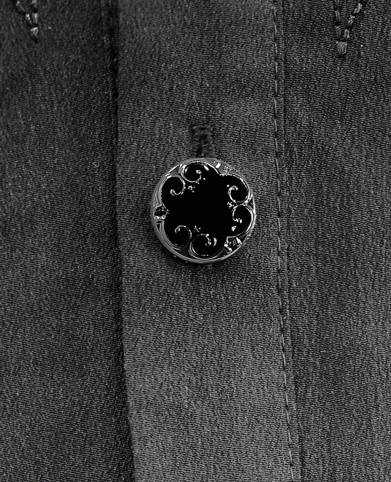 Schwarzes Gothic Rüschenhemd Seitennaht und Armeldetail Makrofotografie von Nahtqualitat und Stoff