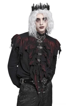Schwarzes Gothic Hemd mit gerüschtem Kragen und silbernen Spangen, Vorderansicht auf männlichem Model mit dramatischem Styling und dunklem Gothic-Outfit