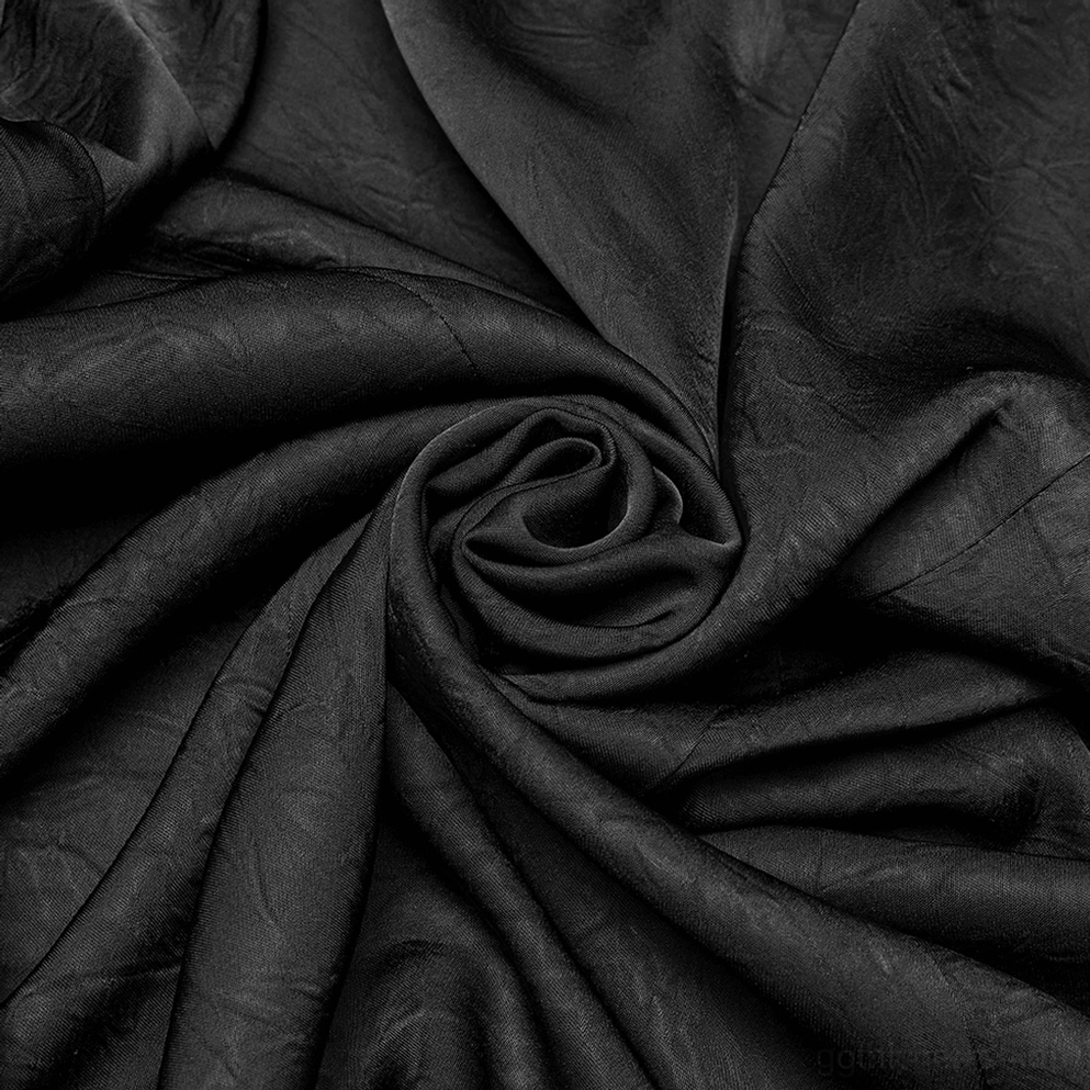 Schwarzes Gothic Hemd Stofftextur Nahaufnahme mit plissiertem Muster und weiches Polyester-Webstoff-Details