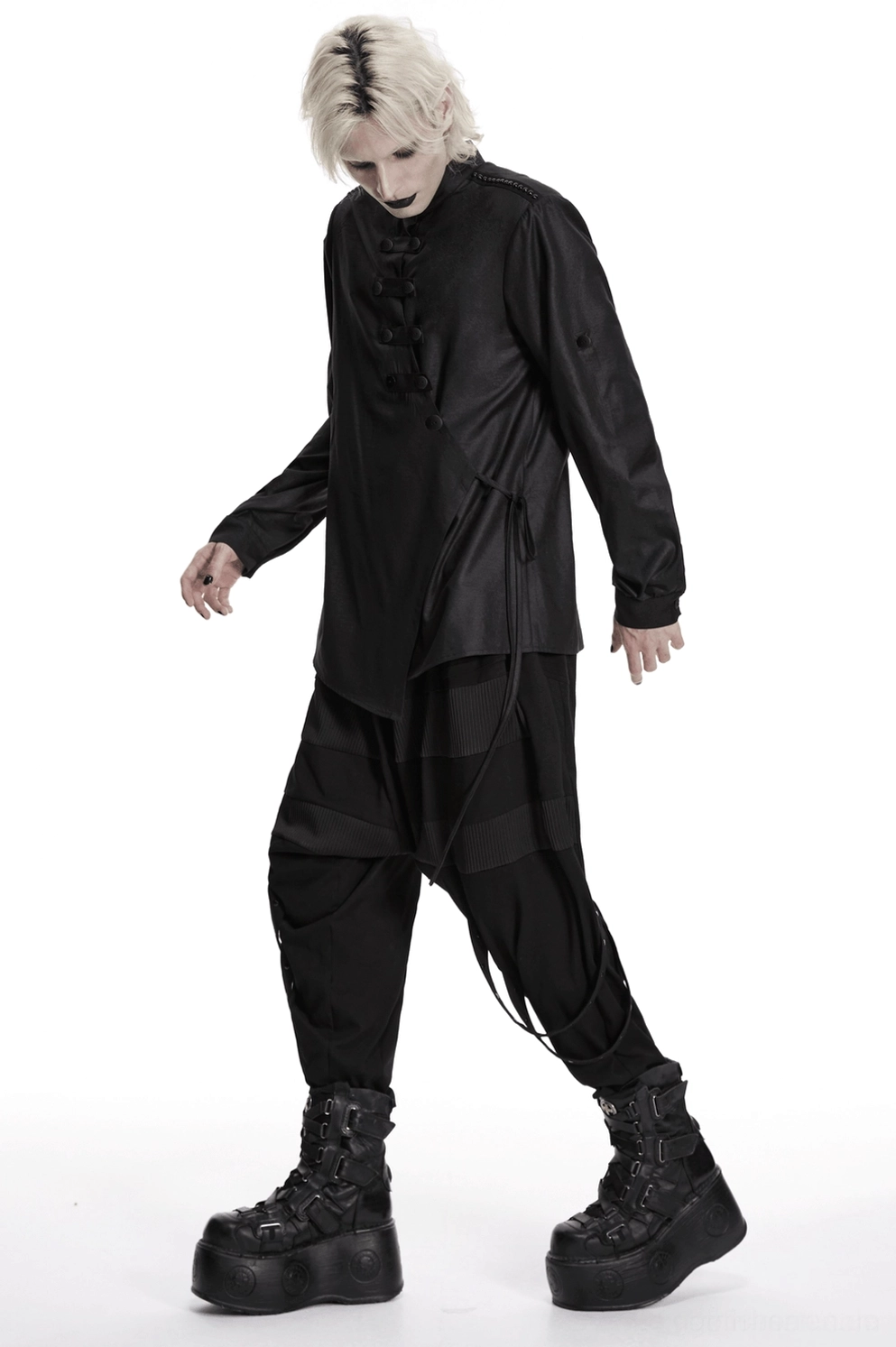 Schwarzes Gothic Hemd Viertel-Seitenansicht mit Seitenzugschnur-Detail und asymmetrischer Saumlinie in minimalistischer Ästhetik