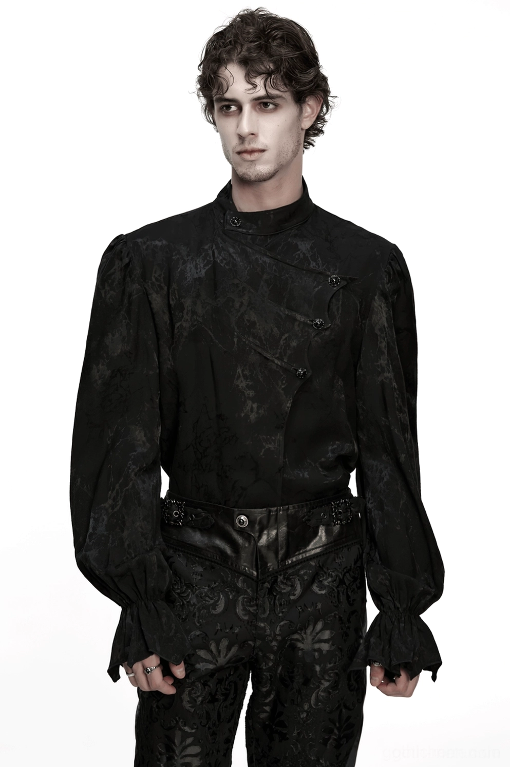 Schwarzes Gothic Hemd Viskose-Leinen-Mischung Stoffdetail Nahaufnahme, gemottelte Jacquard-Webtextur, natürliche Farbvariationen, Materialqualität Detailansicht, dunkles Marmormuster