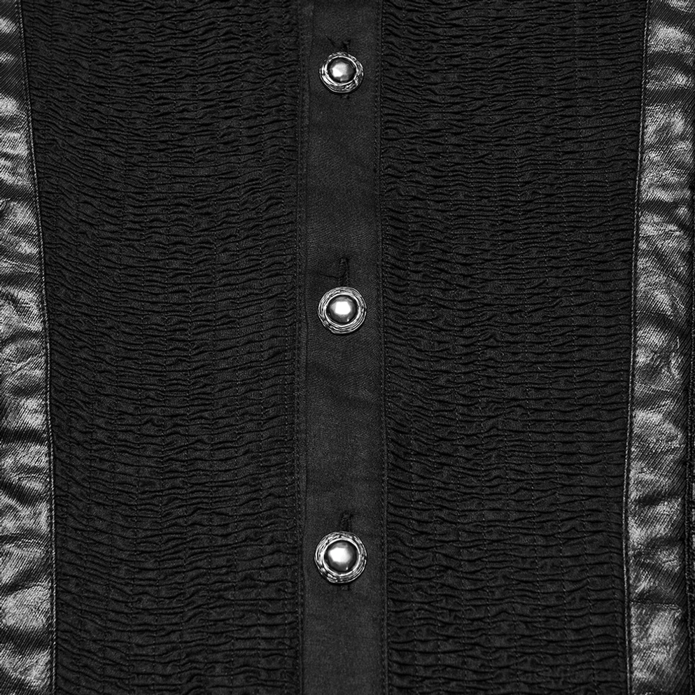 Schwarzes Gothic Hemd Vorderseite Detail - Nahaufnahme zeigt runde Metallknöpfe und gestreckte gestrickte Stoff-Struktur