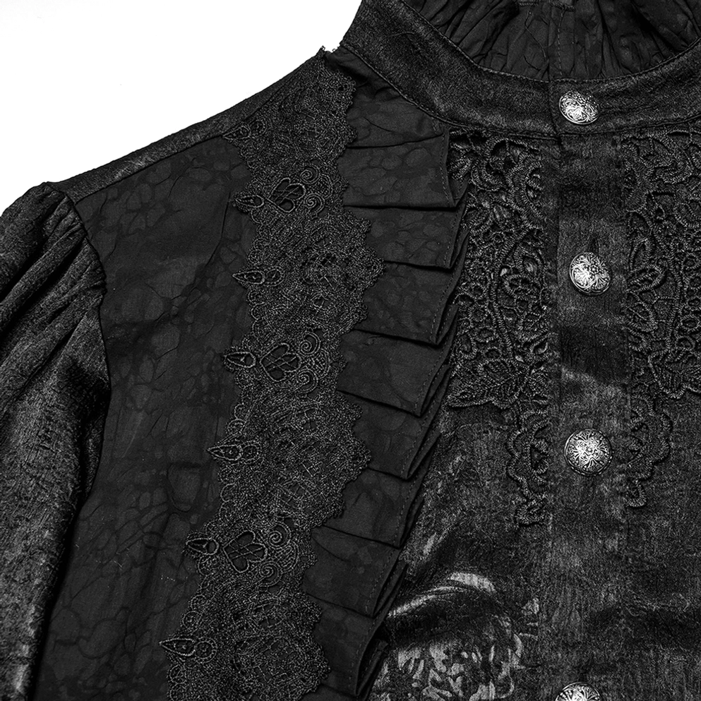 Nahaufnahme der vorderen Knopfleiste des schwarzen viktorianischen Gothic-Hemdes mit gestapelten Rüschen, Spitzeneinfassung, gravierten Knöpfen und glänzendem Jacquard-Detail