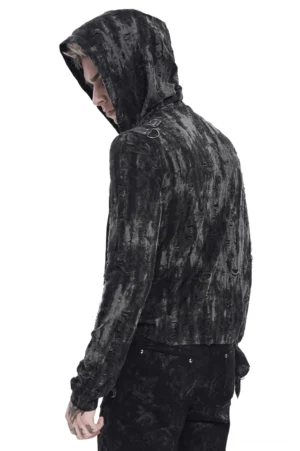 Schwarzes Gothic hooded chain top mit distressed Batik-Textur in linker Seitenrückansicht auf männlichem Model vor weißem Studio-Hintergrund