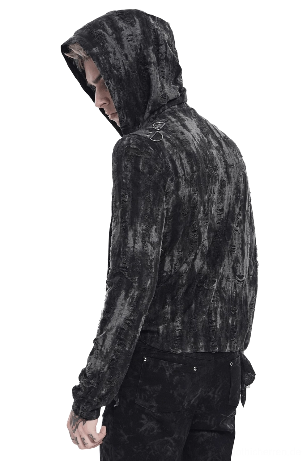 Schwarzes Gothic hooded chain top mit distressed Batik-Textur in linker Seitenrückansicht auf männlichem Model vor weißem Studio-Hintergrund