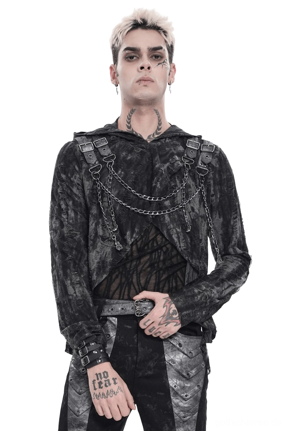 Schwarzes distressed Gothic hooded mesh top mit metallischem Ketten-Harness von tätowiertem männlichem Model in Vollkörper-Frontansicht vor weißem Studio-Hintergrund