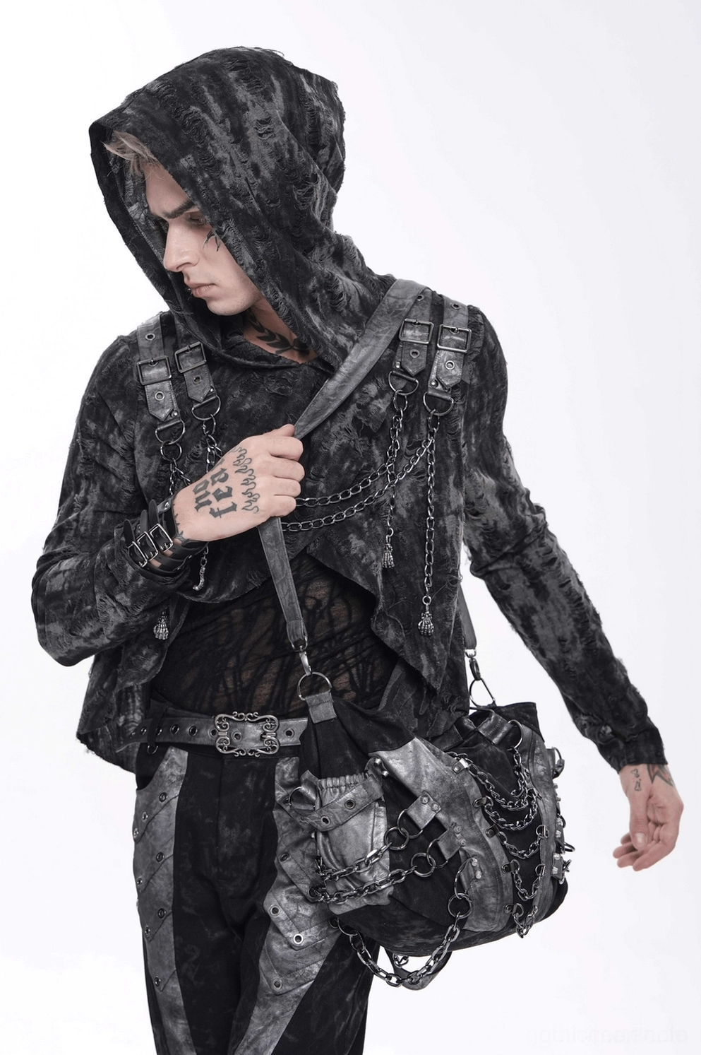 Schwarzes Gothic hooded top mit baumelnden Charm-Details und Metallketten-Verzierungen in Nahaufnahme-Detailaufnahme