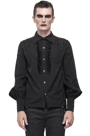 Schwarzes gothisches Jacquard-Hemd mit Spitzen-Rüschen-Placket und voluminösen Laternärmeln, Vorderansicht auf männlichem Model mit minimalistischem Studio-Hintergrund