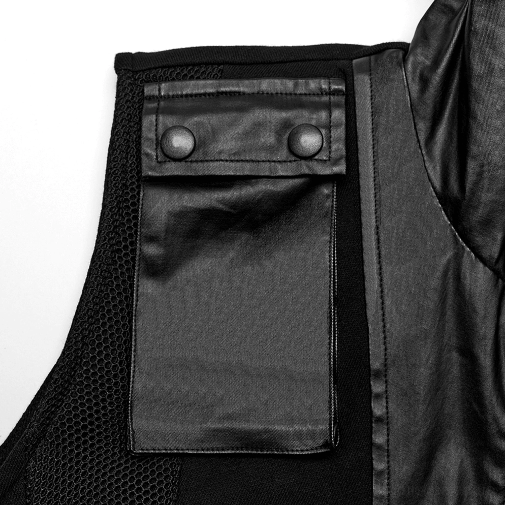 Nahaufnahme des Lederdrucktaschendetails mit Druckknöpfen und Mesh-Stoffbasis auf gothischem ärmellosen Kapuzensweatshirt