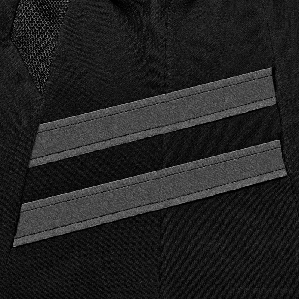 Nahaufnahme des horizontalen Lederriemenbesatzes auf gothischem Techwear ärmellosen Kapuzensweatshirt