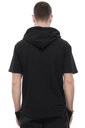 Schwarzes Gothic-Kapuzenshirt mit Kurzarm und strukturierter Kapuze, Rückansicht auf Model zeigt minimalistisches Design und gerade Säume