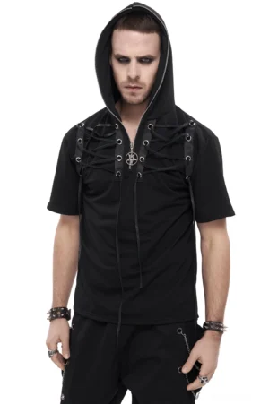 Schwarzes Gothic-Kapuzenshirt mit Schnürung am Halsausschnitt und Pentagramm-Reißverschluss, Vorderansicht auf männlichem Model mit alternativer Ästhetik