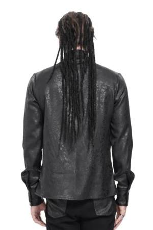 Schwarzes Gothic-Kettenhemd Rückansicht auf männlichem Model mit Dreadlocks Frisur, zeigt Button-Up Rücken und strukturierte Schulterpartie Konstruktion
