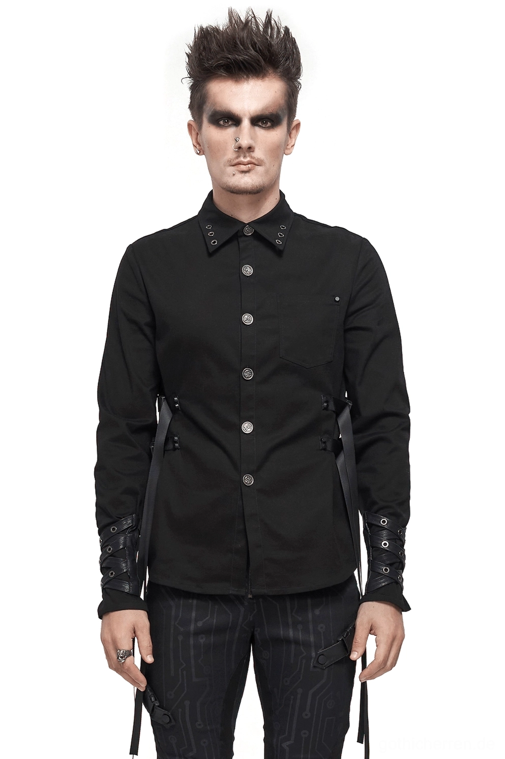 Schwarzes Gothic Langarmhemd mit taktischen Nylon-Riemen Vorderansicht auf männlichem Model Studioaufnahme