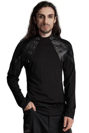Schwarzes Gothic-Langarmshirt mit 3D plissierten Kunstlederschultern und Metallnieten Vorderansicht auf männlichem Model