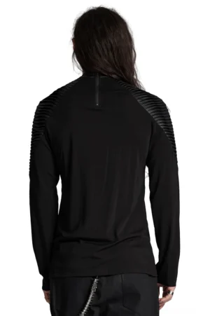 Rückansicht schwarzes Gothic-Shirt mit funktionalem Reißverschluss und geprägten Schulterpaneelen Detail