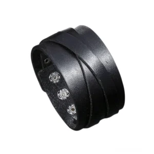 Schwarzes Gothic Lederarmband mit Druckknöpfen, breite doppelte Wickelkonstruktion mit silbernen Metallverschlüssen von oben fotografiert