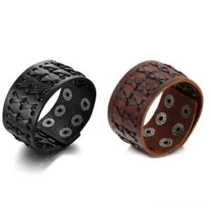 Schwarzes geflochtenes Leder Gothic Armband Draufsicht mit intricate Kreuzflechtmuster und Metalldruckknöpfen, Texturdetail Close-up