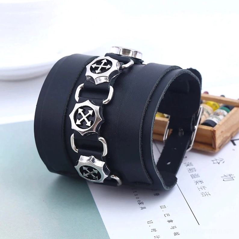 Schwarzes breites Leder-Gothic-Manschettenarmband Seitenwinkel Ansicht, Vintage-Punk-Schmuck Display, Alternative Mode