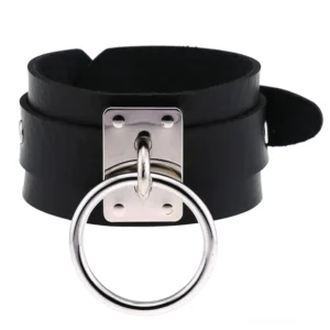 Schwarzes Gothic Leder Armband mit Silberringen in Flachansicht-Studioshooting – klassisches doppellagiges Design mit silberner Metallplatte und hängendem Ring