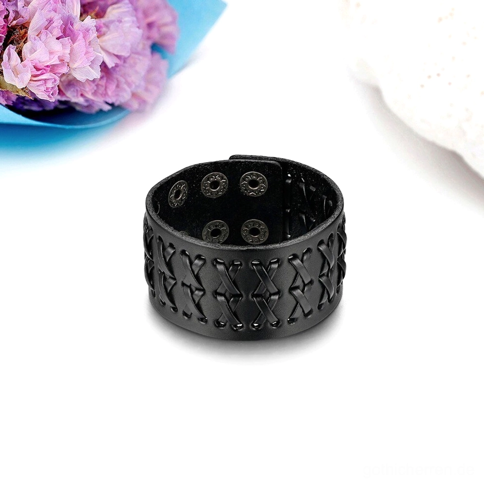 Schwarzes Leder Gothic Armband Vorderansicht Gesamtansicht mit kompletter geflochtener Oberfläche und Metallverschluss Details, breites Design