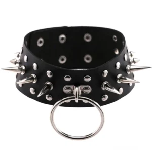 Schwarzes Gothic-Halsband Rückseite, flache Auflagendarstellung der Innenseite mit verstellbaren Ösen, zeigt Lederband und innere Hardware-Konstruktion