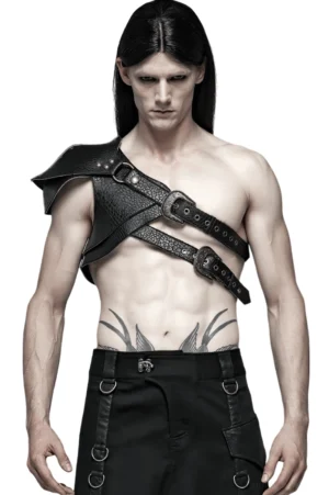 Schwarzes Gothic-Leder-Schulter-Harness mit verstellbaren Bronze-Schnallen und Nieten, Vorderansicht am männlichen Modell, Studio-Fotografie mit minimalistischem Hintergrund