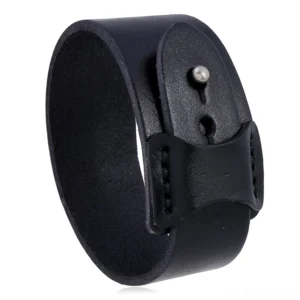 Schwarzes Gothic Lederarmband mit Antik-Silber Schnalle, Draufsicht Flachfotografie mit sichtbaren genähten Kanten und Metalldruckknöpfen