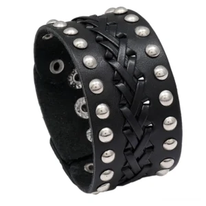 Schwarzes gotisches Lederarmband mit handgewebter geflochtener Lederstruktur und Eisenlegierungs-Nieten, Draufsicht zeigt detaillierte Oberflächenmuster