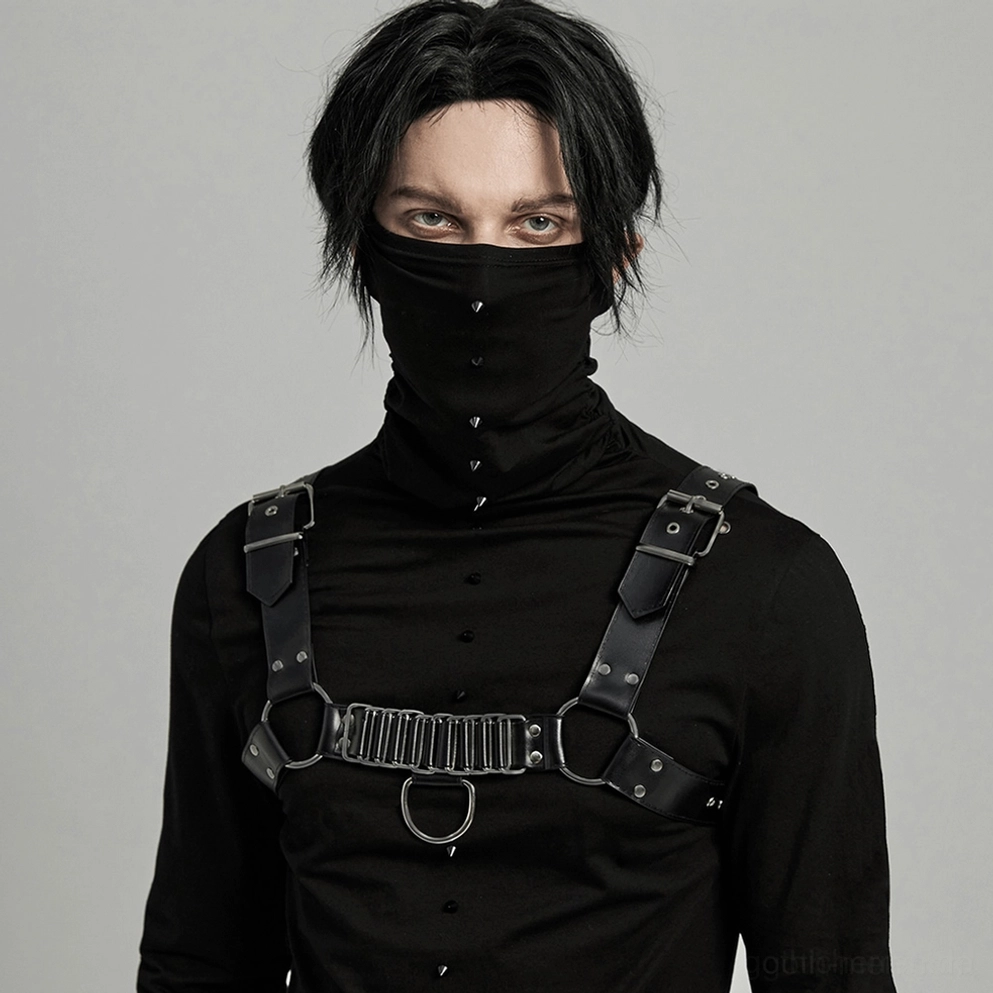 Männliches Modell trägt schwarzes Gothic Ledergeschirr mit Metallrollen-Hardware in Studiophoto-Umgebung