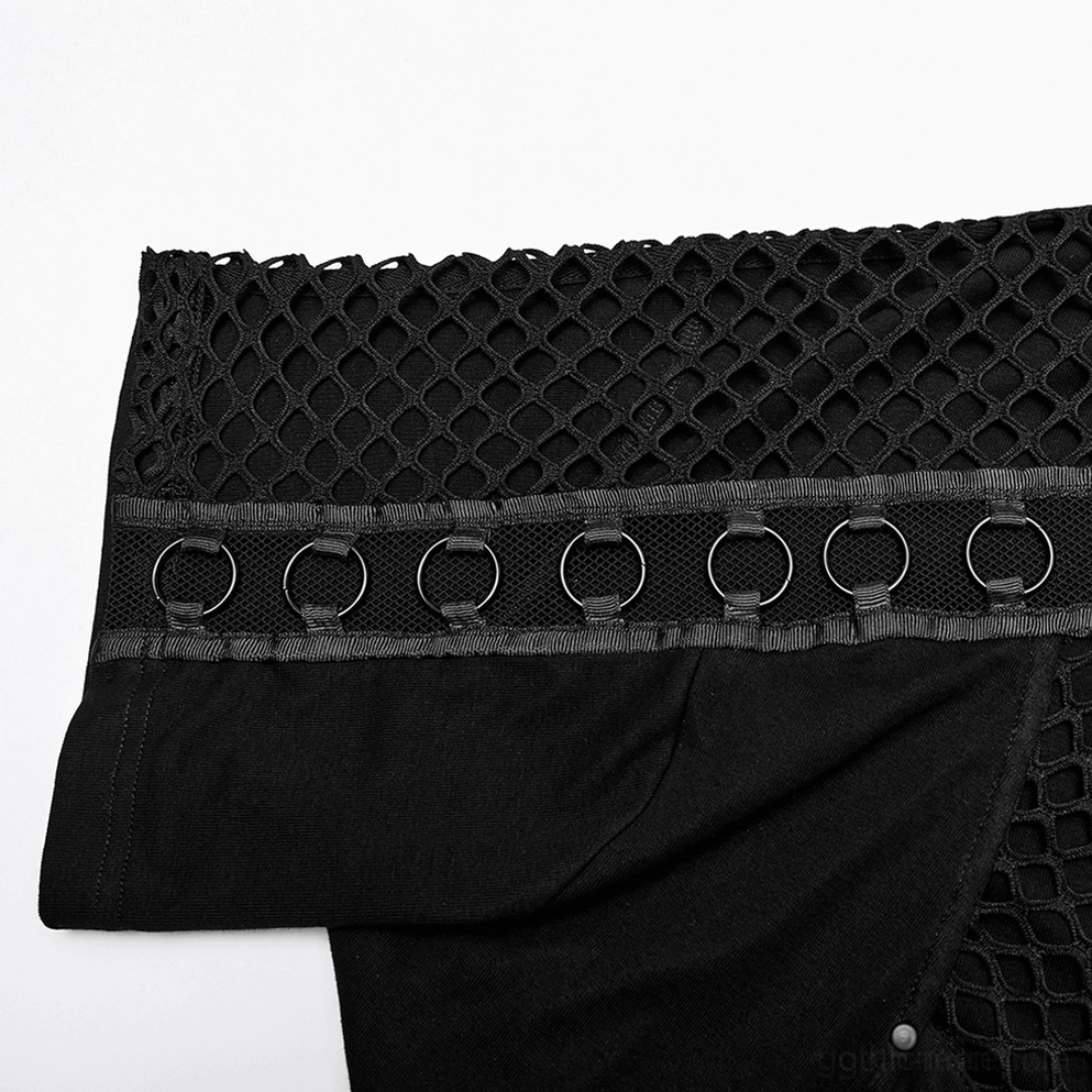 Schwarzes Gothic Mesh Kapuzen-T-Shirt Stoff-Nahaufnahme zeigt Fischnetzmuster und Metallring-Schnallen - Handwerk Detail