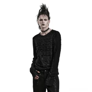 Schwarzes gothisches Mesh-Langarm-Sweatshirt Vorderansicht im schrägen Winkel mit Spike-Choker und Distressed-Stoffdetail auf männlichem Modell in Alternative-Styling