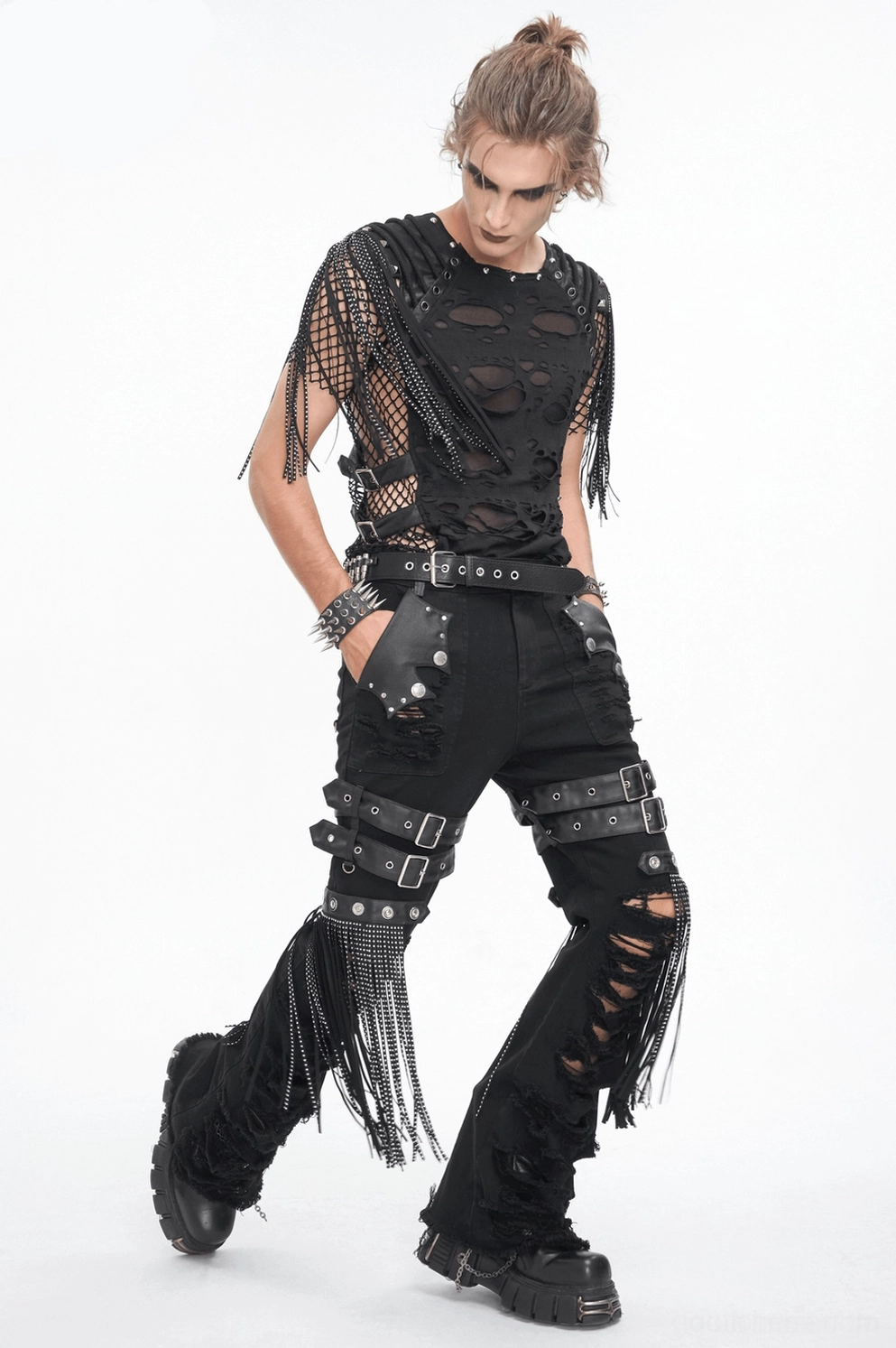 Schwarzes Gothic Mesh T-Shirt erhöhter Winkel - Fransendetails und silberne Niet-Verzierung deutlich sichtbar