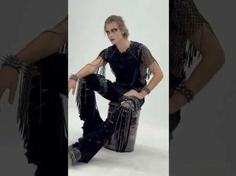 Gothic Herren Mesh T-Shirt getragen mit Punk Accessoires - Model sitzt auf Metallfass mit Alternative Fashion Styling