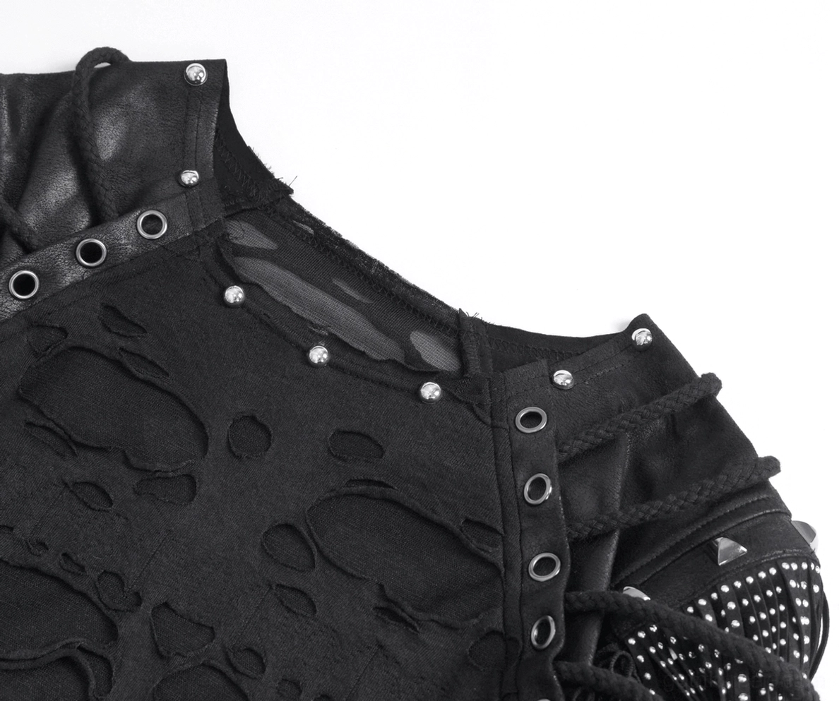 Nahaufnahme schwarzes Gothic T-Shirt Schulterdetail - Metallic Ösen und silberne Punkt-Nieten auf schwarzer Baumwolle