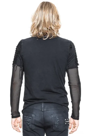 Rückansicht des schwarzen gotischen Punk-Netzoberteil mit durchgehender Rückseite und raw-cut Netzlangärmeln auf Modell mit zerfetzter schwarzer Jeans