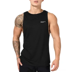 Schwarzes Gothic Muskelshirt ärmelloses Tank Top für Männer Frontansicht auf tätowiertem muskulösem Fitness-Modell mit Studio-Hintergrund
