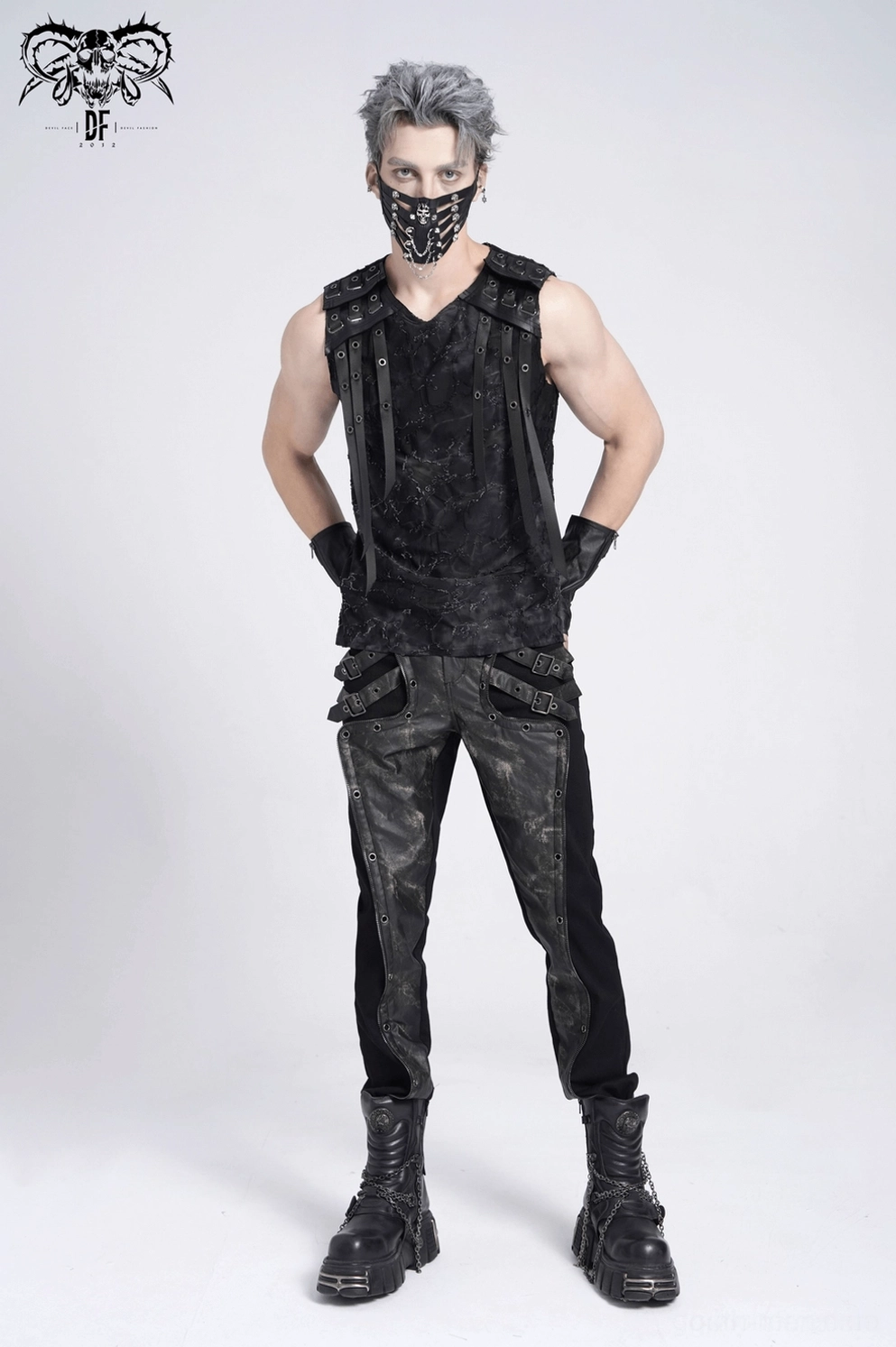Schwarzes Gothic Muskelshirt zeigt Kunstleder-Nieten-Träger-Details und Stoff-Zerstörungs-Verarbeitung Handwerk